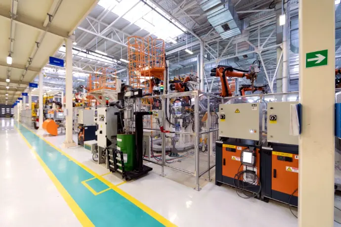 Línea de producción industrial moderna con equipos eléctricos y maquinaria automatizada