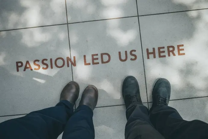 Frase Passion led us here sobre suelo industrial, símbolo de compromiso.